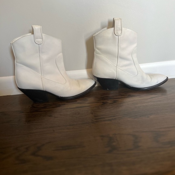 Amazing designer white cowboy boots with low heel! So chic! - Picture 2 of 6